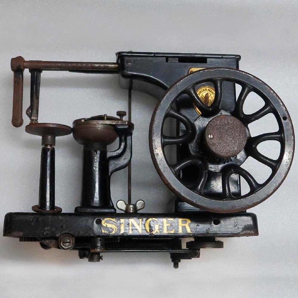 Machine à coudre de marque Singer datant de 1932.