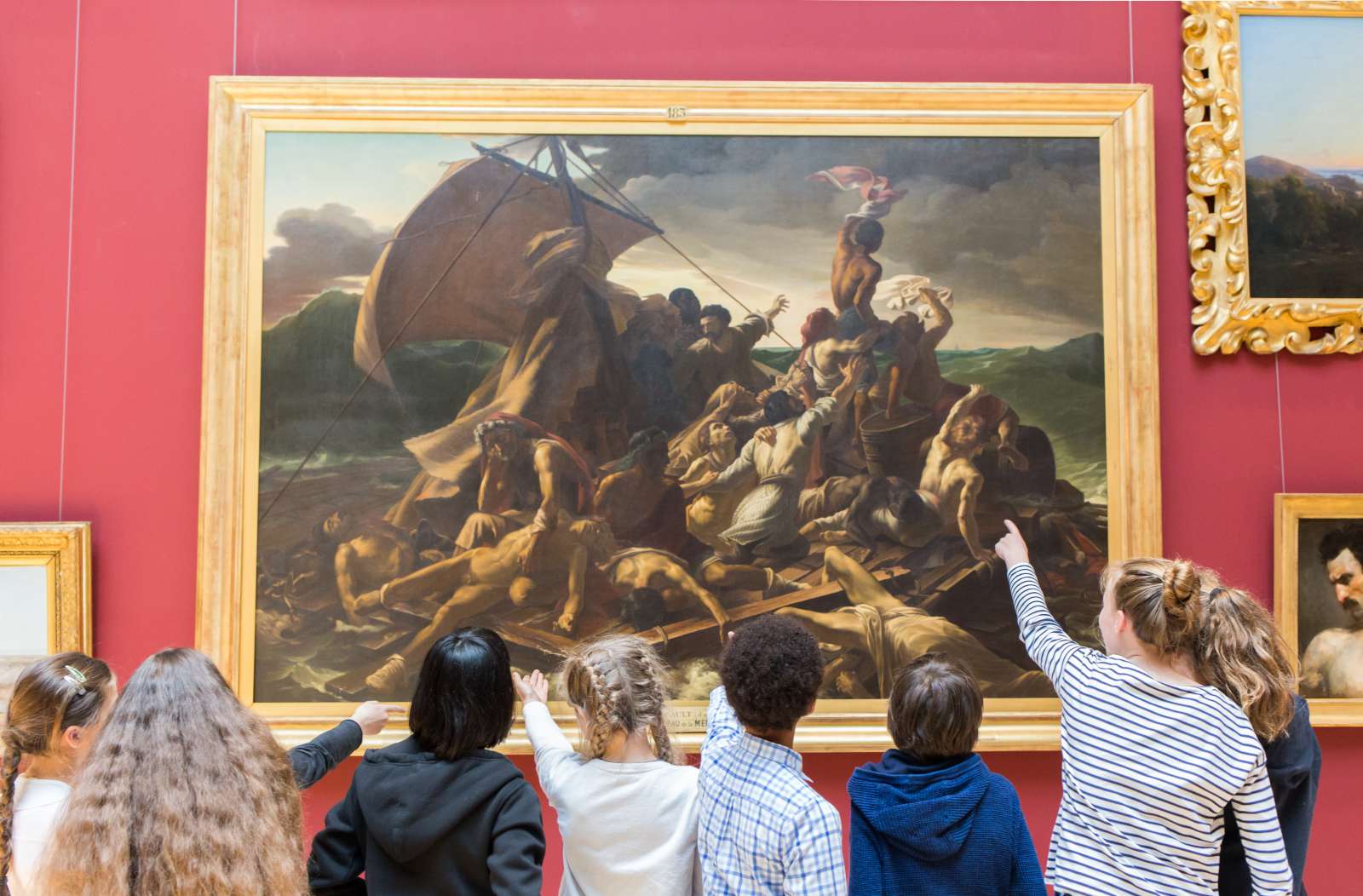 Les enfants devant le Radeau de la Méduse au musée Hèbre