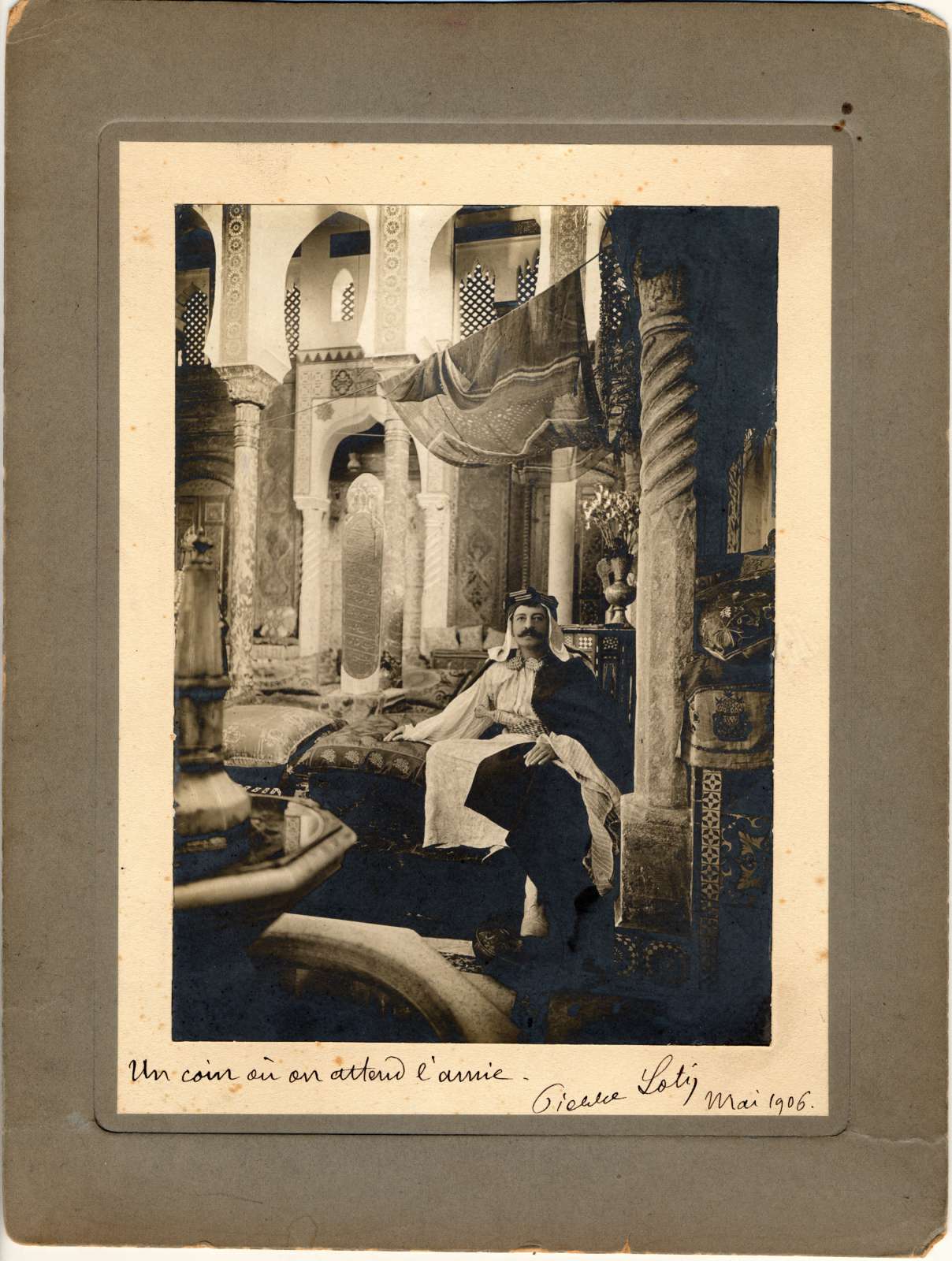 Un coin où on attend l'ami - Pierre Loti en 1906 dans sa Mosquée