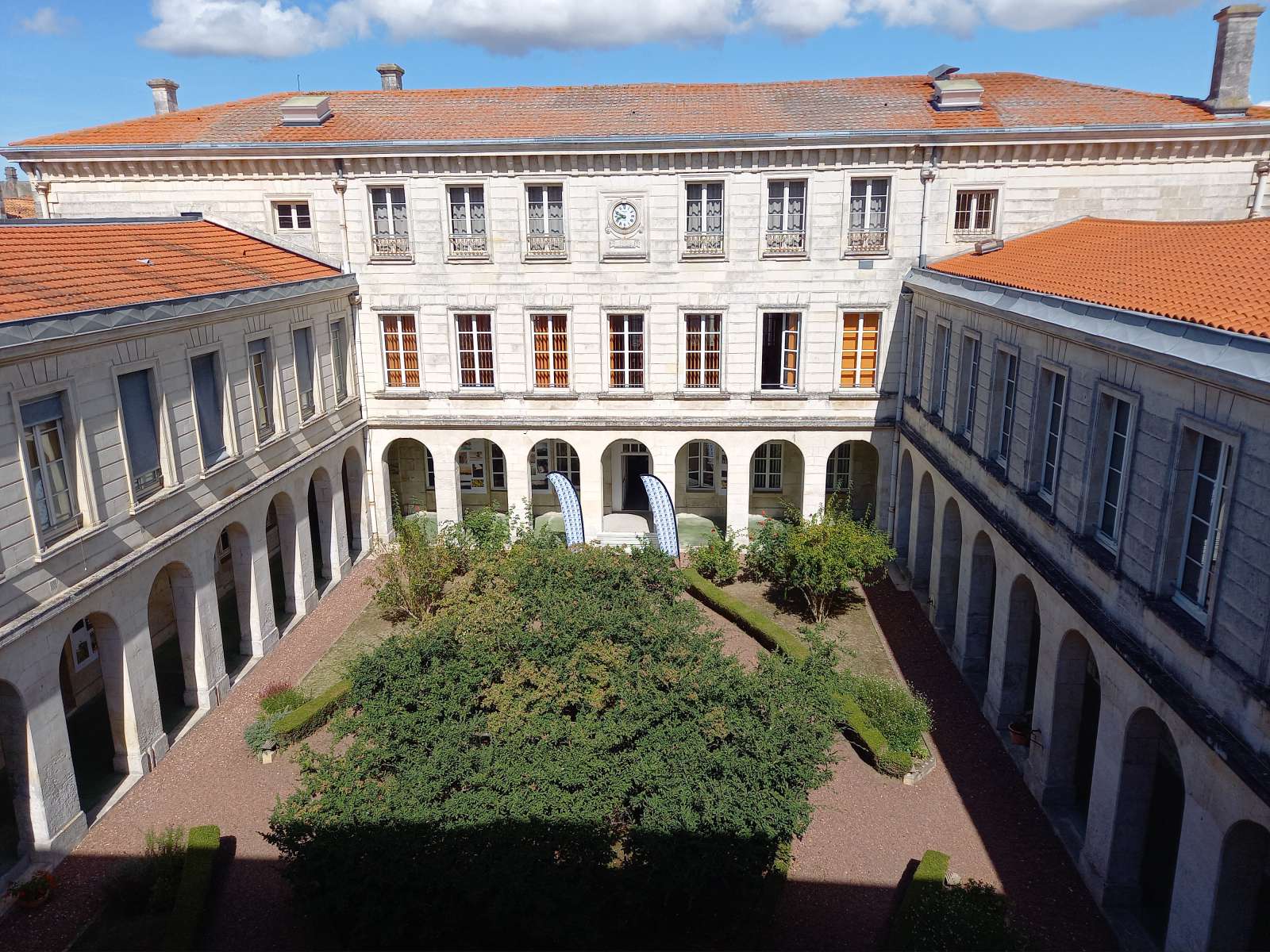 Collège Pierre-Loti à Rochefort vu du cloître