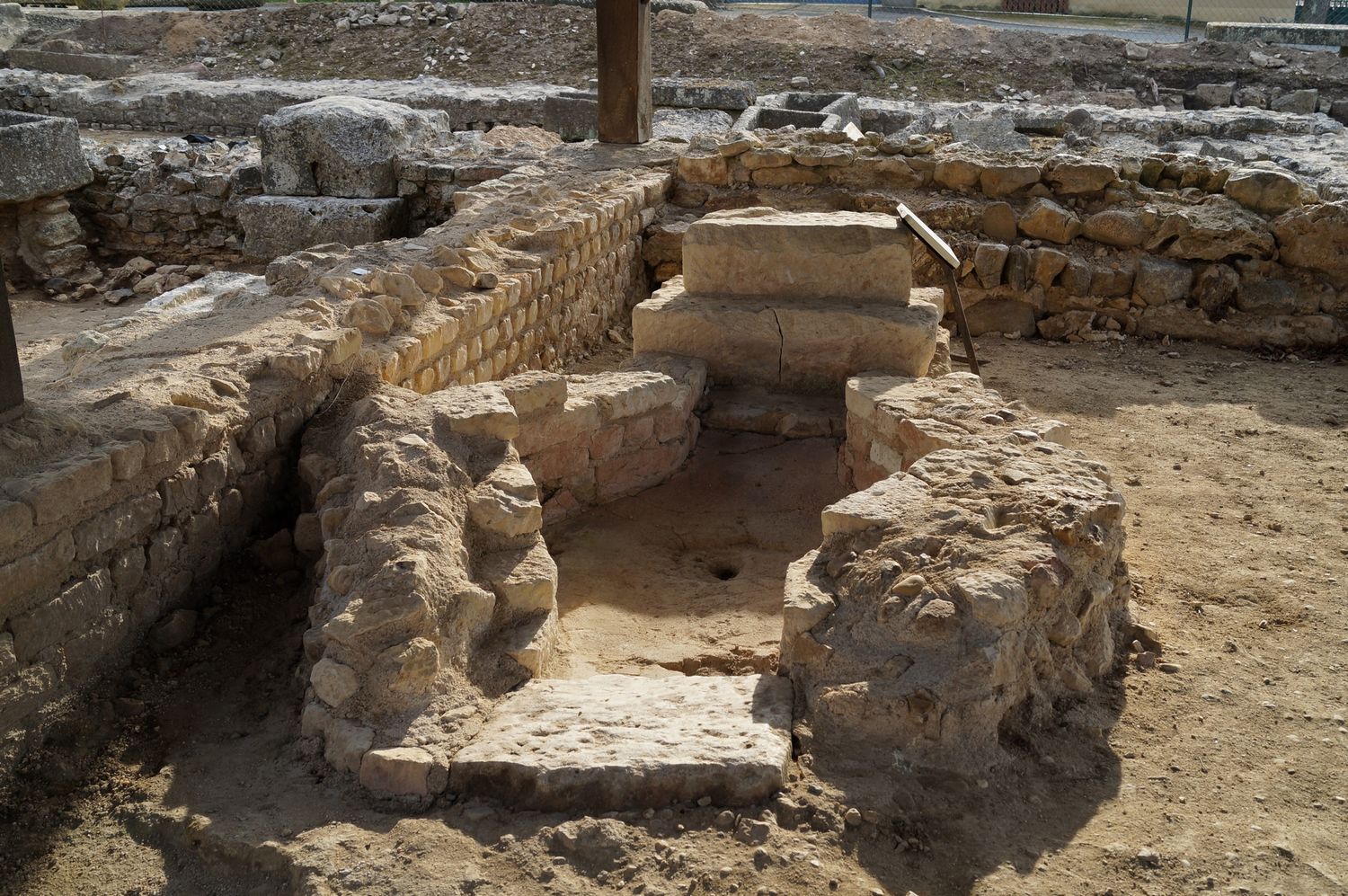 Piscine baptismale de Civaux - Musée archéologique de Civaux