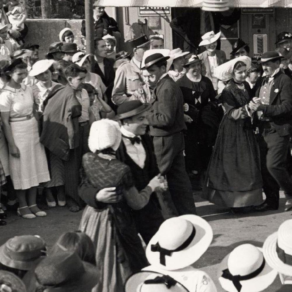 Danse folklorique, rue du quatorze juillet, 7 août 1938
