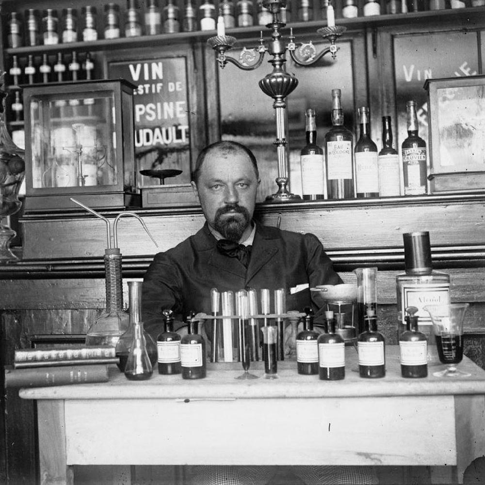 Autoportrait d'Eugène Cordier dans sa pharmacie
