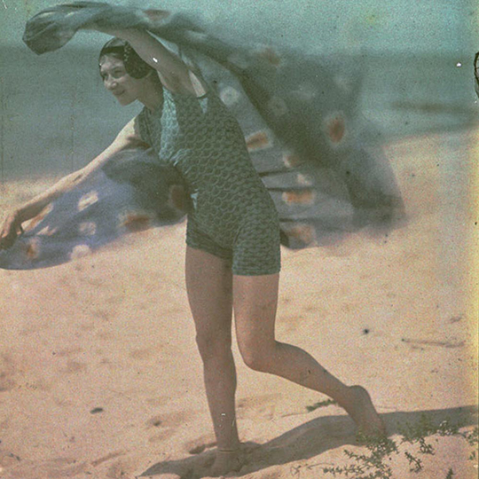 Tatiana sur une plage d'Oléron (titre factice) par Louis Lessieux