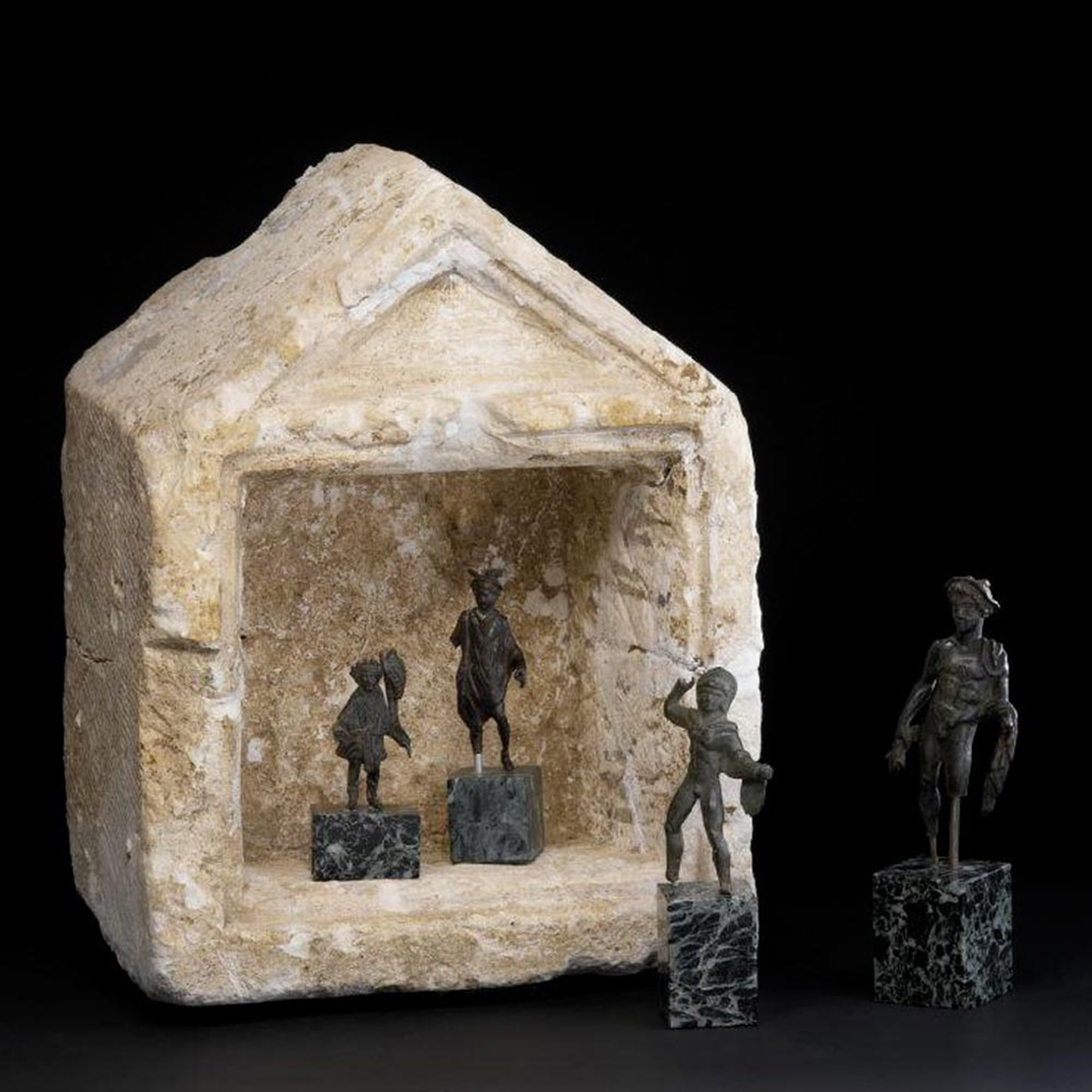 Laraire (reconstitué) abritant des statuettes de dieux Lares