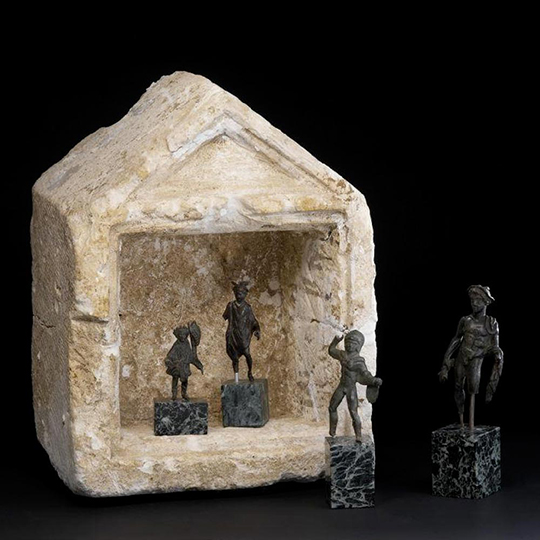 Laraire (reconstitué) abritant des statuettes de dieux Lares