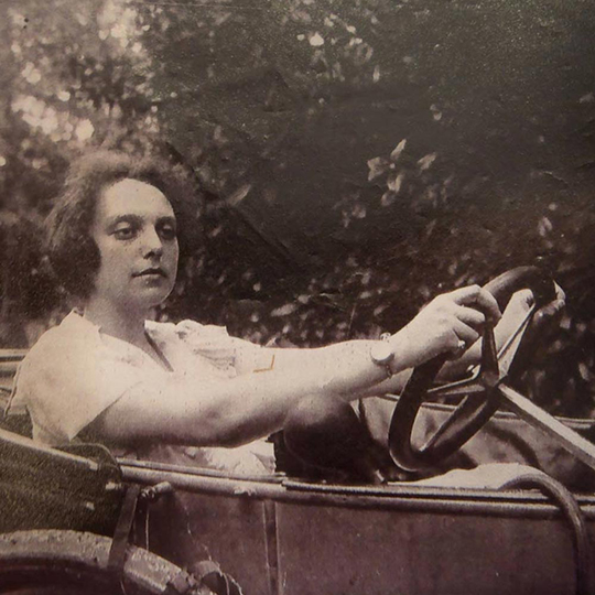 Noël Santon au volant de son automobile.