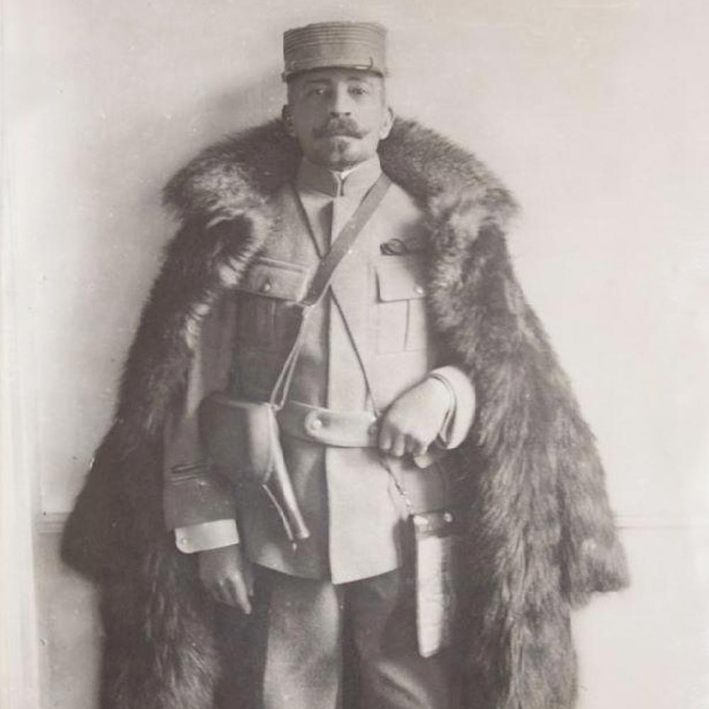Pierre Loti en uniforme de colonel et manteau de fourrure