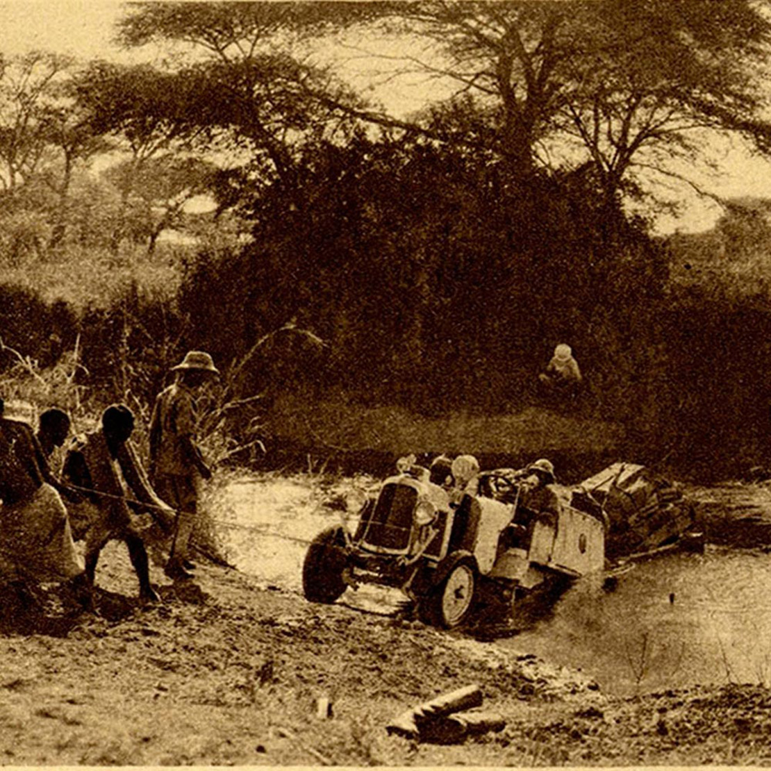 Carte postale : la Croisière Noire, Passage d'une rivière dans le Mozambique (détail)