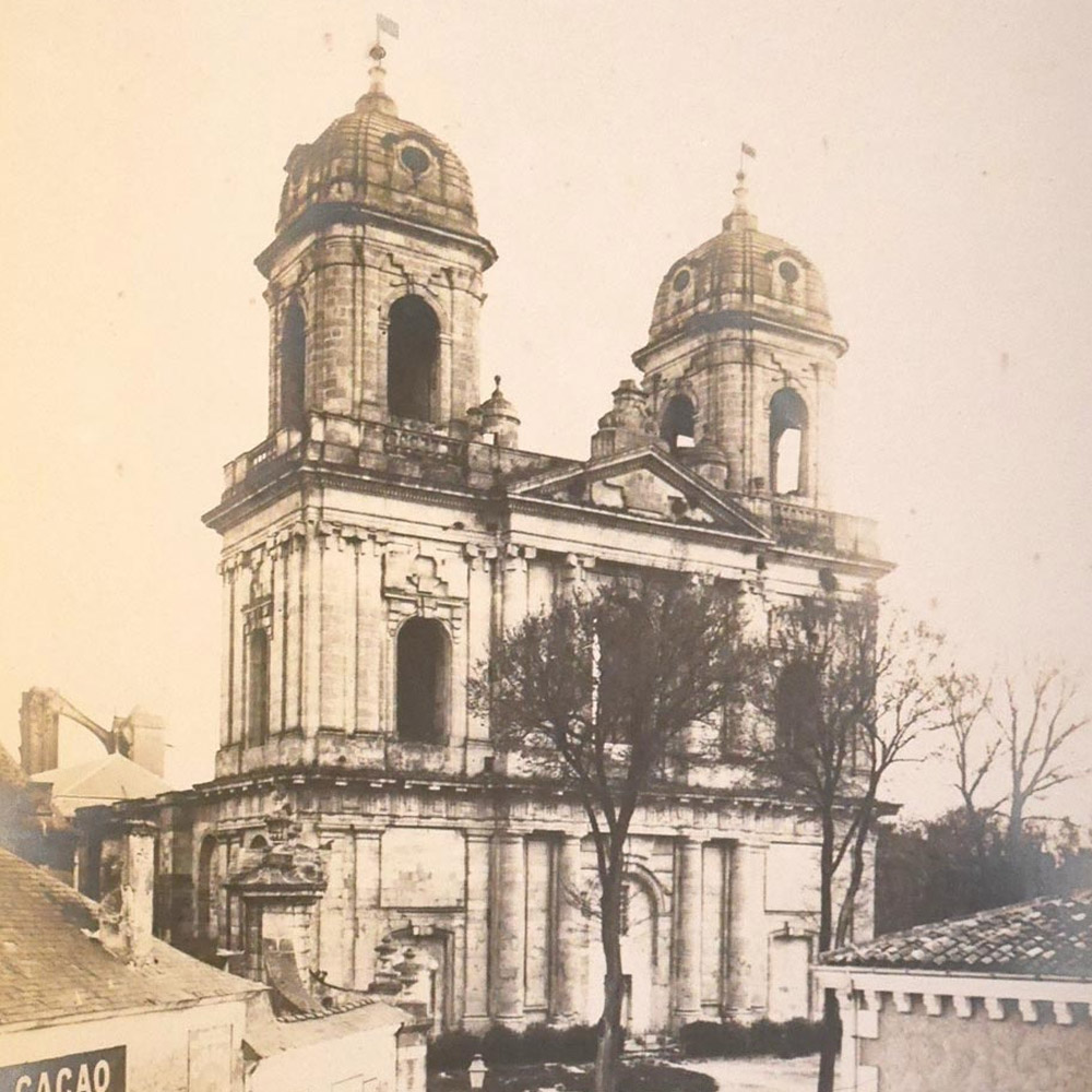 Les tours de l’abbatiale inachevée photographiées en 1908.