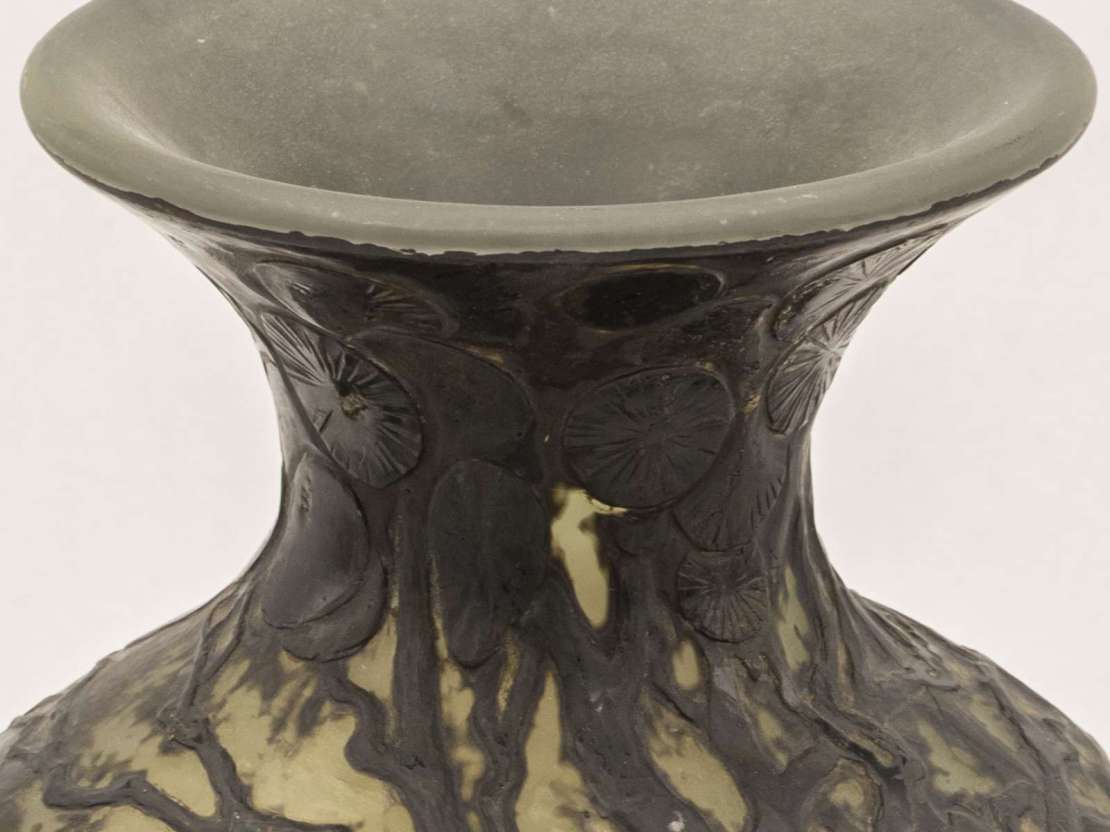Détail des fleurs d'ormes stylisées en partie haute du vase d'Émile Gallé, Les Ormes (cliché Alienor.org, Conseil des musées - P-E. Laurent)