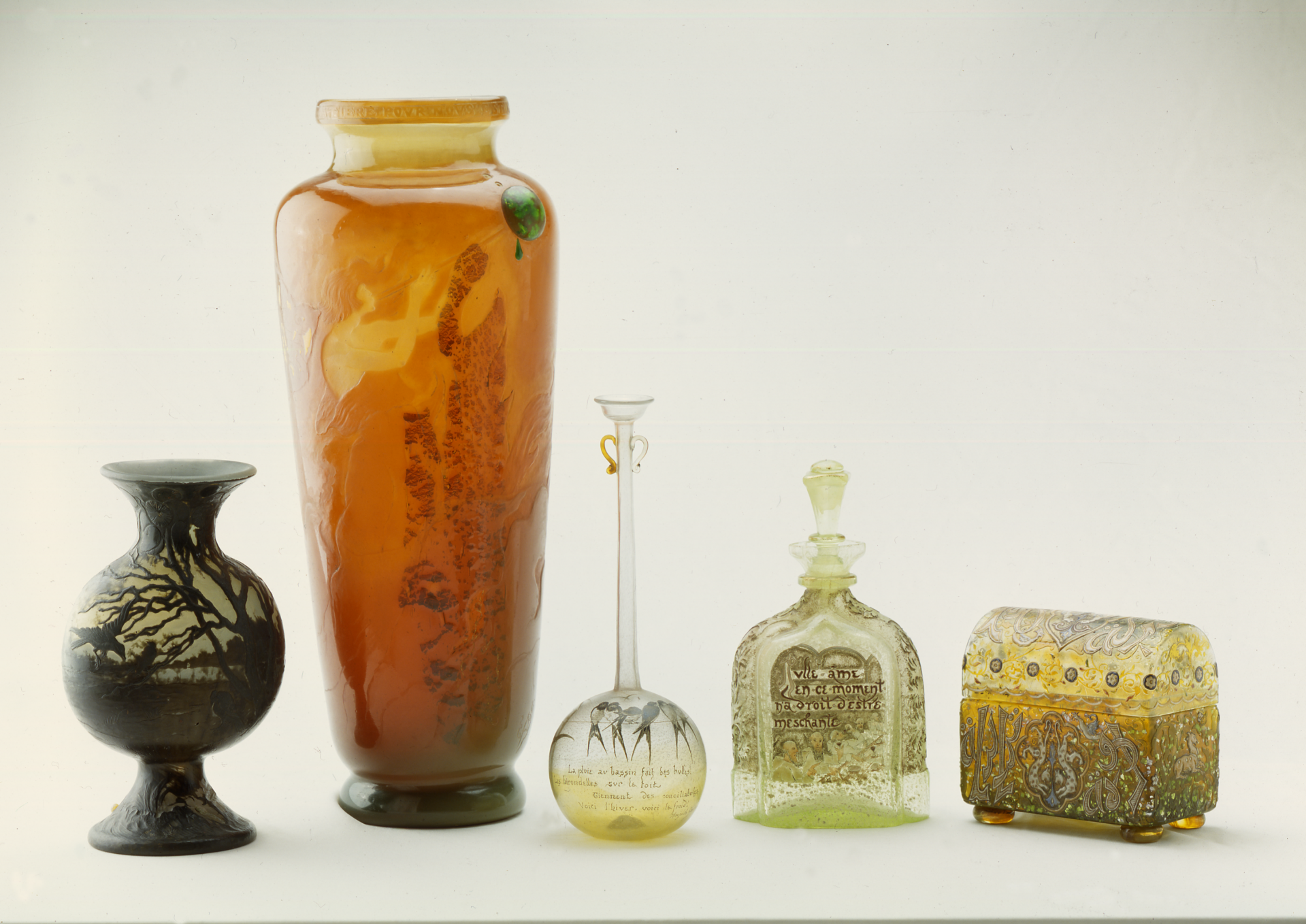 Plusieurs objets de la collection de verrerie du musées de Cognac (photo. Christian Braud)