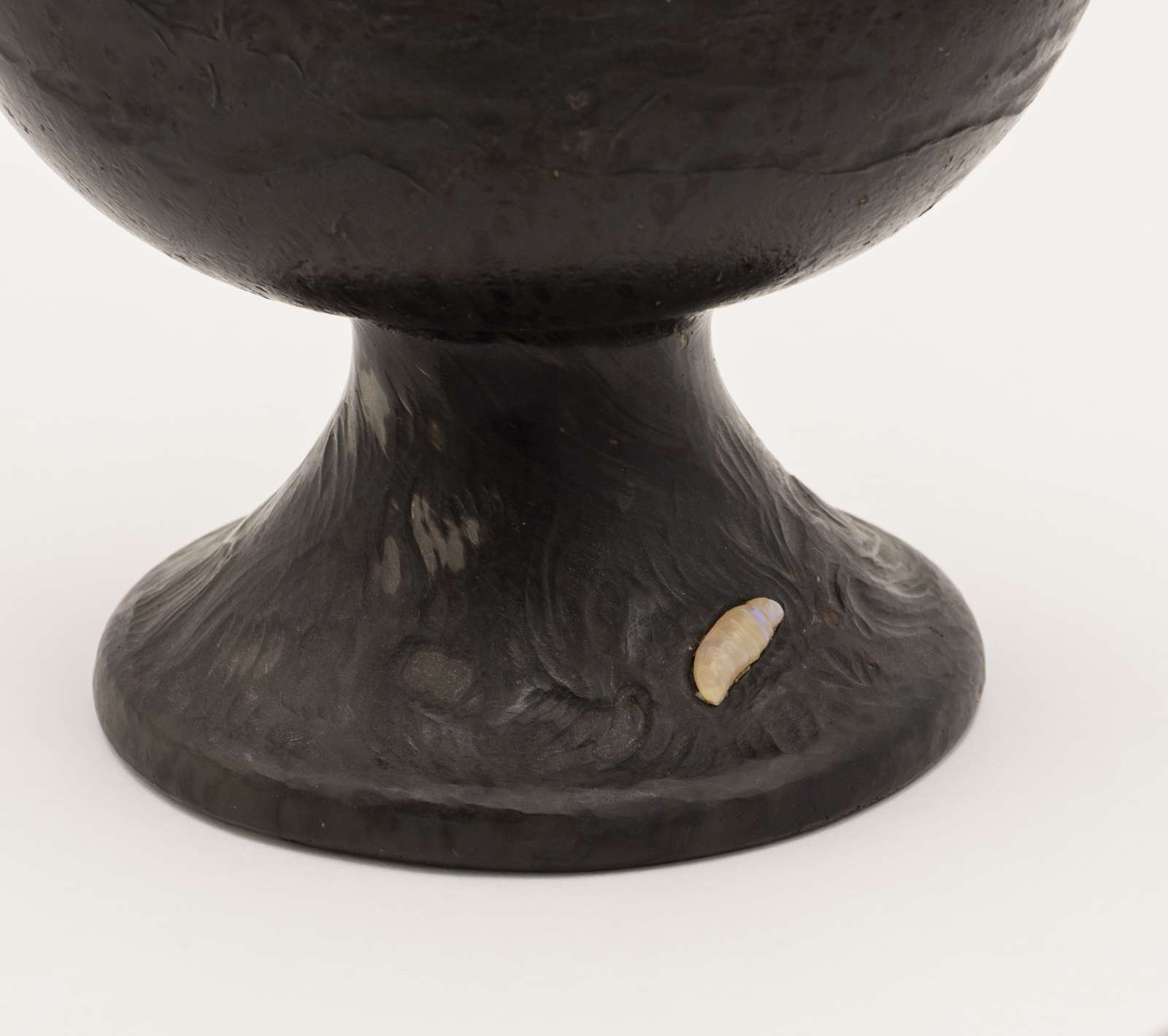Détail d'un termite sur le vase d'Émile Gallé, Les Ormes (cliché Alienor.org, Conseil des musées - P-E. Laurent)