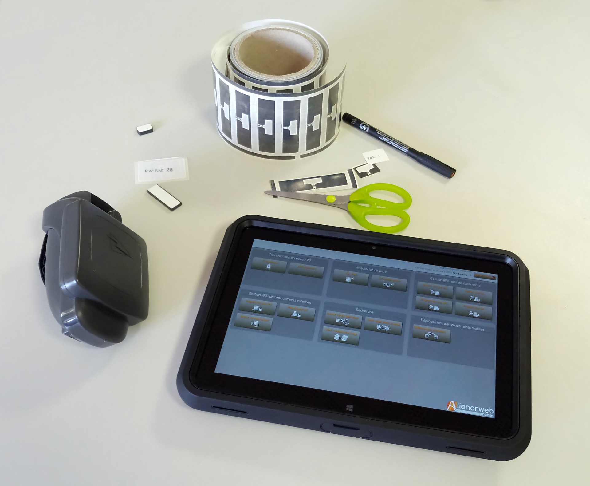 L'ensemble de la solution RFID des musées de Nouvelle-Aquitaine : des tags RFID, la tablette avec notre application dédiée et son lecteur RFID