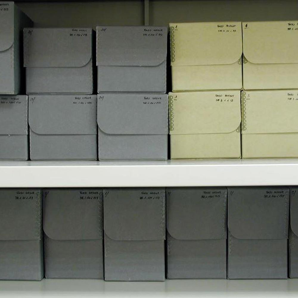 Boîtes de rangement dans des réserves de musée
